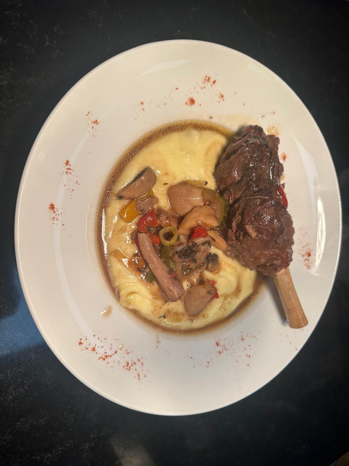 Accompagnée de ces pommes de terre et petits légumes